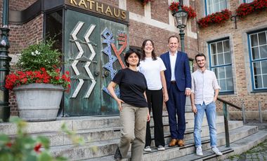 Besuch aus Toulouse im Rathaus: Adèle, Lola, und Grégoire (v.l.) mit Oberbürgermeister Dr. Stephan Keller (2.v.r.), Foto: Melanie Zanin.