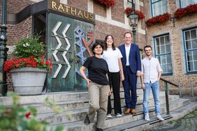 Besuch aus Toulouse im Rathaus: Adèle, Lola, und Grégoire (v.l.) mit Oberbürgermeister Dr. Stephan Keller (2.v.r.), Foto: Melanie Zanin.