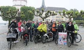 Werben für das Mitmachen beim Stadtradeln-Wettbewerb 2019: Teilnehmer gemeinsam mit Oberbürgermeister Thomas Geisel und Umweltdezernentin Helga Stulgies (vorne rechts im Bild) © Landeshauptstadt Düsseldorf, Michael Gstettenbauer