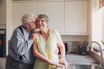 Ehepaar steht in der Küche, Foto: iStock