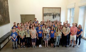 Bürgermeisterin Klaudia Zepuntke mit dem Stamm Lörick der Deutschen Pfadfinderschaft St. Georg und ihren Gästen aus Wisconsin im Rathaus