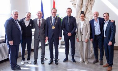 Zu Gast bei OB Dr. Keller (4.v.l.): Peter Frymuth, Andreas Rettig, Bernd Neuendorf, Julian Nagelsmann, Célia Šašić, Rudi Völler und Philipp Lahm; Fotos: Beele