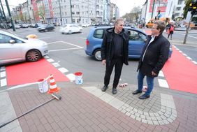 Erläuterten Einzelheiten zur Rotmarkierung von Radfurten an der Kreuzung Oberbilker Allee/Kruppstraße: Mobilitätsdezernent Jochen Kral (l.) und Ralf Poppenborg, Verkehrsmanagement.