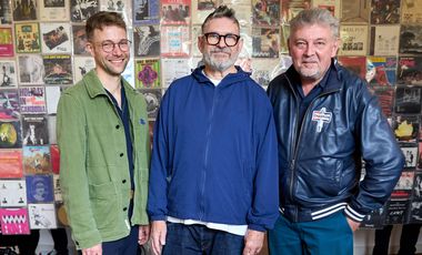 Sascha Förster, Leiter des Theatermuseums, mit Kurator Jäki Eldorado und dem Initiator des Punk-Museums Rudi Esch (v.l.). Foto: Landeshauptstadt Düsseldorf/Claus Langer