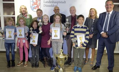 Siegerehrung des Gerresheimer Radschlägerturniers: Bürgermeister Wolfgang Scheffler im Kreis der Geehrten und Offiziellen; Foto: Meyer