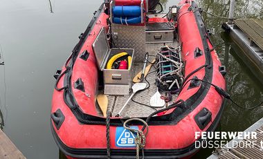 Das entwendete Rettungsboot der Feuerwehr Düsseldorf