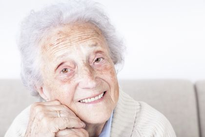 Im Sessel sitzende Seniorin, ©Fred Froese, iStock