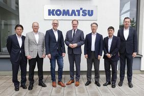 Oberbürgermeister Dr. Stephan Keller (m.) mit den beiden Vorständen der Komatsu Ltd., Korekiyo Yanagisawa (3.v.r.) und Peter Salditt (2.v.l.), sowie des deutschen Führungsteams um Präsident Ansgar Thole (3.v.l.), beim Besuch der Firmenzentrale von Komatsu Germany GmbH. © Landeshauptstadt Düsseldorf; David Young 