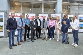 Ausstellungseröffnung ""Klimaanpassung am Fluss"" im Foyer der Stadtsparkasse Düsseldorf  mit v.l.. Hartmut Burg, Peter Reitze, Dr Nobert Heidenbluth, Dr. Stefan Dahm, Jochen Kral, Abhishek Dey, Stefan Kehrer, Susanne Verhoeven, Monika Baumann, Stefan Kaufmann und Jessica Hedtke. ©Landeshauptstadt Düsseldorf/Claus Langer
