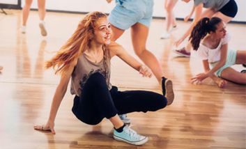 Tanzende junge Menschen beim HipHop-Kurs