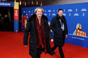 Botschafterin Martina Voss-Tecklenburg ud Stadtdirektor Burkhard Hintzsche auf dem Roten Teppich in der Elbphilharmonie. Foto: Lars Baron - UEFA/UEFA via Getty Images 