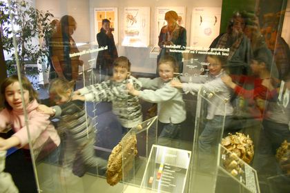 Vorschulkinder laufen wie ein Tausendfüßer