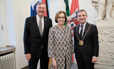 Die Botschafterin Finnlands in Berlin, Ritva Koukku-Ronde, und der Honorarkonsul von Finnland für NRW und Rheinland-Pfalz, Prof. Dr. Jürgen Kluge, wurden von PB Thomas Geisel im Rathaus empfangen. Foto: Gstettenbauer