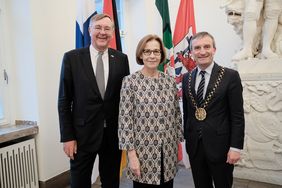 Die Botschafterin Finnlands in Berlin, Ritva Koukku-Ronde, und der Honorarkonsul von Finnland für NRW und Rheinland-Pfalz, Prof. Dr. Jürgen Kluge, wurden von PB Thomas Geisel im Rathaus empfangen. Foto: Gstettenbauer