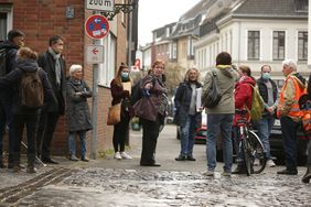 25 interessierte Düsseldorfer nahmen die Gelegenheit wahr, die Fußwege entlang einer im Vorfeld festgelegten Route im Stadtteil Gerresheim zu testen © Landeshauptstadt Düsseldorf, David Young