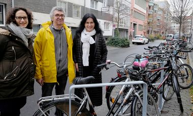 Stellten die Fahrradabstellanlage in der Cantadorstraße vor: (v.r.) Verkehrsdezernentin Cornelia Zuschke, Radbeauftragter Steffen Geibhardt und Linda Boesel von der Stabstelle Radverkehr