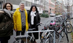 Stellten die Fahrradabstellanlage in der Cantadorstraße vor: (v.r.) Verkehrsdezernentin Cornelia Zuschke, Radbeauftragter Steffen Geibhardt und Linda Boesel von der Stabstelle Radverkehr