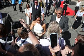 Bad in der Menge: Nach dem Empfang im Jan-Wellem-Saal nahmen sich Duke Harry und Duchess Meghan noch Zeit für die Besucherinnen und Besucher vor dem Düsseldorfer Rathaus.