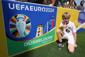 Die Düsseldorfer Countdown Kids zählen die letzten zwölf Monate bis zur UEFA EURO 2024 herunter. Foto:Landeshauptstadt Düsseldorf/David Young