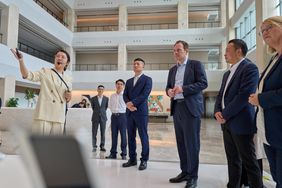 Beim Mobiltelefonhersteller OPPO bekommen Oberbürgermeister Dr. Stephan Keller und seine Delegationsteilnehmer die neusten Produkte des Techkonzerns präsentiert © Landeshauptstadt Düsseldorf 