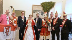 Besuch aus Köln im Düsseldorfer Rathaus: das Porzer Dreigestirn und weitere Vertreterinnen und Vertreter KG Urbacher Räuber