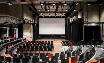 Foto vom Saal mit Kinoleinwand im Kulturhaus Süd