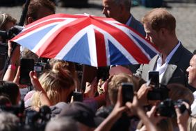 Bad in der Menge: Nach dem Empfang im Jan-Wellem-Saal nahmen sich Duke Harry und Duchess Meghan noch Zeit für die Besucherinnen und Besucher vor dem Düsseldorfer Rathaus.