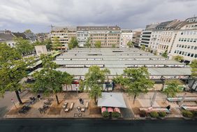 Der neu gestaltete Carlsplatz von oben: Gut erkennbar, dass der Gehweg an der Südseite um Sitzgelegenheiten erweitert worden ist. Mehr Aufenthaltsqualität entsteht auch durch neue Bäume © Connected Mobility Düsseldorf 