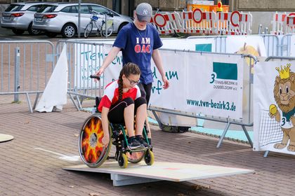 Kind fährt auf einem Rollstuhlparcours, Foto: Sportamt Landeshauptstadt Düsseldorf