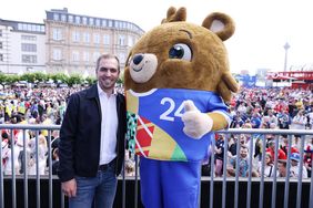 Turnierdirektor Philipp Lahm besuchte die Fan Zone am Burgplatz am Montag, 17. Juni, und zeigte sich von der Stimmung begeistert. Foto: David Young