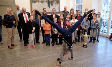 Ein Radschlag der Siegerin Carla Albuera vor den Augen von OB Thomas Geisel bei der Siegerehrung im Rathaus anlässlich des Gerresheimer Radschlägerturniers, Foto: M. Gstettenbauer.