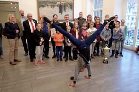 Ein Radschlag der Siegerin Carla Albuera vor den Augen von OB Thomas Geisel bei der Siegerehrung im Rathaus anlässlich des Gerresheimer Radschlägerturniers, Foto: M. Gstettenbauer.