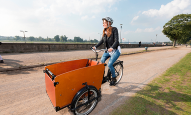 Frau auf Lastenrad