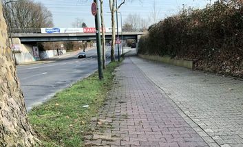 Bild von altem Bestandsradweg im Seitenraum. Auf dem Bild ist zu erkennen wie sanierungsbedürftig der alte Radweg ist.