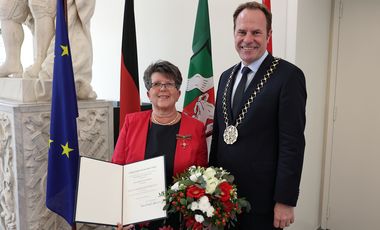 Brigitte Schneider ist das Bundesverdienstkreuz verliehen worden. Oberbürgermeister Dr. Stephan Keller hat die Auszeichnung im Düsseldorfer Rathaus überreicht, Foto: Landeshauptstadt Düsseldorf/David Young