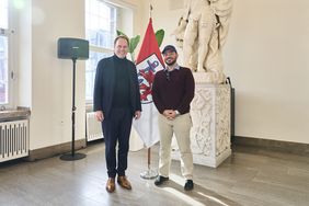 Der arabisch-muslimischer Friedensaktivist Loay Alshareef wurde von Oberbürgermeister Dr. Stephan Keller im Jan-Wellem-Saal empfangen; Foto: Claus Langer