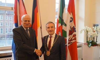 Oberbürgermeister Thomas Geisel begrüßte den kubanischen Botschafter Ramón Ripoll Díaz im Jan-Wellem-Saal des Rathauses. Foto: Landeshauptstadt Düsseldorf