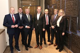 v.l. Michael Kregel, Kreishandwerksmeister, Johannes Kamm, Kreishandwerkerschaft, Andreas Ehlert, Handwerkskammer, OB Dr. Stephan Keller, Dr. Axel Fuhrmann, Handwerkskammer, Wirtschaftsdezernent Christian Zaum, Dr. Jutta Peters, Wirtschaftsförderung. © Landeshauptstadt Düsseldorf/Ingo Lammert 