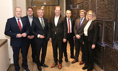 v.l. Michael Kregel, Kreishandwerksmeister, Johannes Kamm, Kreishandwerkerschaft, Andreas Ehlert, Handwerkskammer, OB Dr. Stephan Keller, Dr. Axel Fuhrmann, Handwerkskammer, Wirtschaftsdezernent Christian Zaum, Dr. Jutta Peters, Wirtschaftsförderung. © Landeshauptstadt Düsseldorf/Ingo Lammert 