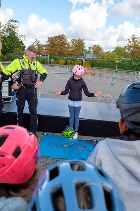 Wie wichtig der Helm beim Fahrrad-, Inliner- und Skateboardfahren sowie vielen anderen Aktivitäten ist, zeigt der eindrucksvolle Helm-Melonen-Test, Foto: Schaffmeister