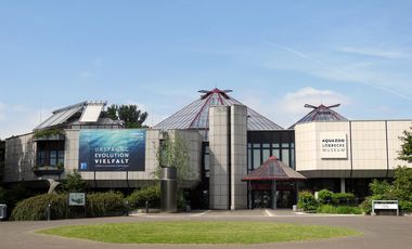 Das Gebäude des Aquazoo Löbbecke Museum im Nordpark