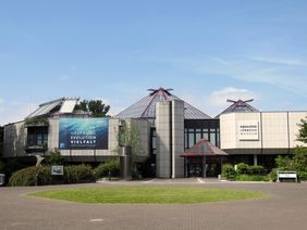 Das Bild zeigt das Gebäude des Aquazoo Löbbecke Museum im Nordpark