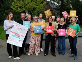 Maria Icking (M.), Bezirksbürgermeisterin Stadtbezirk 7, hat die neue Route der digitalen Nachhaltigkeits-Rallye in Gerresheim eröffnet. 15 neue Stationen bieten reichlich Gelegenheit, den Stadtteil zu erkunden, Foto: Meyer