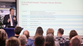 Oberbürgermeister Dr. Stephan Keller informierte im Sitzungssaal des Rheinbads gemeinsam mit dem Verkehrsdezernat über die verbliebenen Varianten für einen Ersatzneubau der Theodor-Heuss-Brücke; Fotos: Meyer