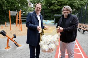 Z4-Leiter Björn Behnsch (rechts im Bild) und Oberbürgermeister Dr. Stephan Keller verteilten bei der Eröffnung der multifunktionalen Sportfläche Bälle, damit die Spiel beginnen konnten ...