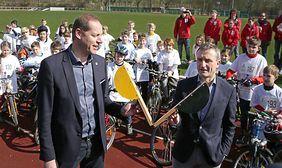 Tour-Direktor Christian Prudhomme (links) und OB Thomas Geisel gaben am 25. März 2017 den Startschuss zur Premiere des Petit Départ.