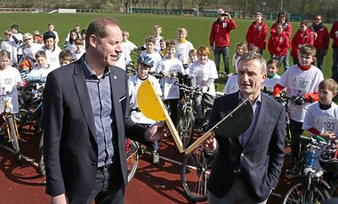 Tour-Direktor Christian Prudhomme (links) und OB Thomas Geisel gaben am 25. März 2017 den Startschuss zur Premiere des Petit Départ.