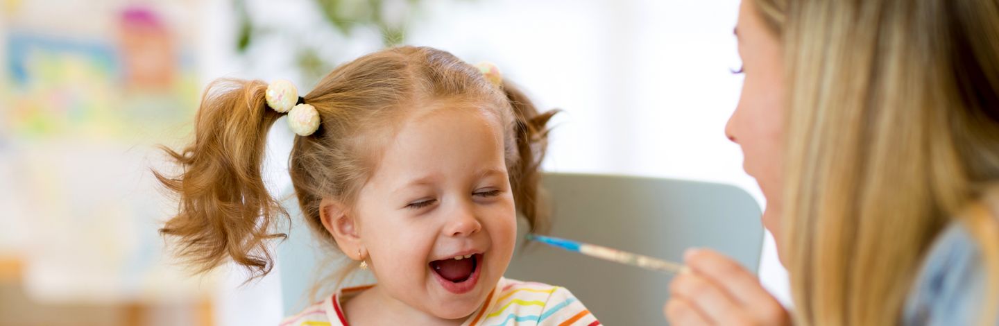 Mutter und Tochter malen zusammen