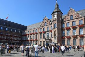 Zahlreiche Düsseldorferinnen und Düsseldorfer folgten dem gemeinsamen Aufruf des Oberbürgermeisters sowie der Religionsgemeinschaften und versammelten sich auf dem Marktplatz vor dem Rathaus.