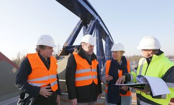 Besuch auf der Baustelle der U 81: Mobilitätsdezernent Jochen Kral, Oberbürgermeister Dr. Stephan Keller, NRW-Verkehrsministerin Ina Brandes und Stephan Ueter, Amt für Brücken-, Tunnel- und Stadtbahnbau (v.l.). Foto: Ingo Lammert 